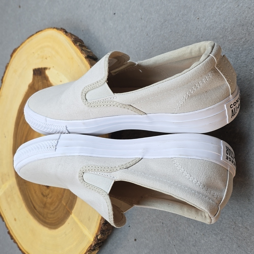 Converse women's size 9 beige. - Picture 7 of 8